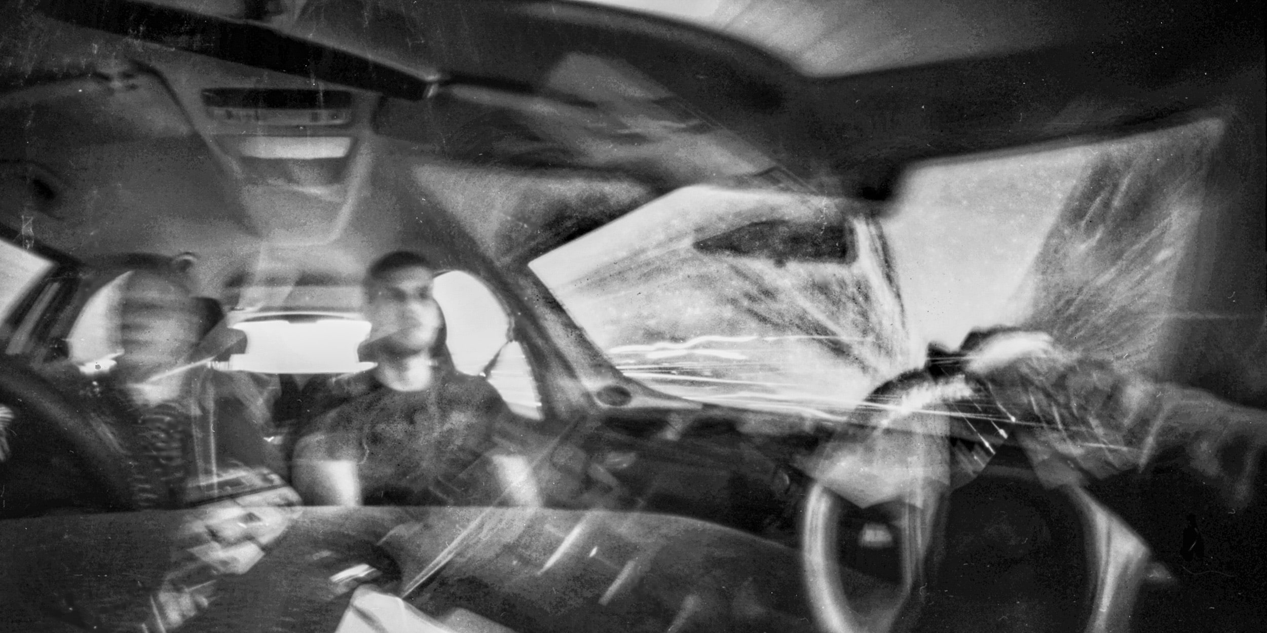 Lochkamera-Bild: Blick aus einem Autoinnenraum, Schwarzweiß