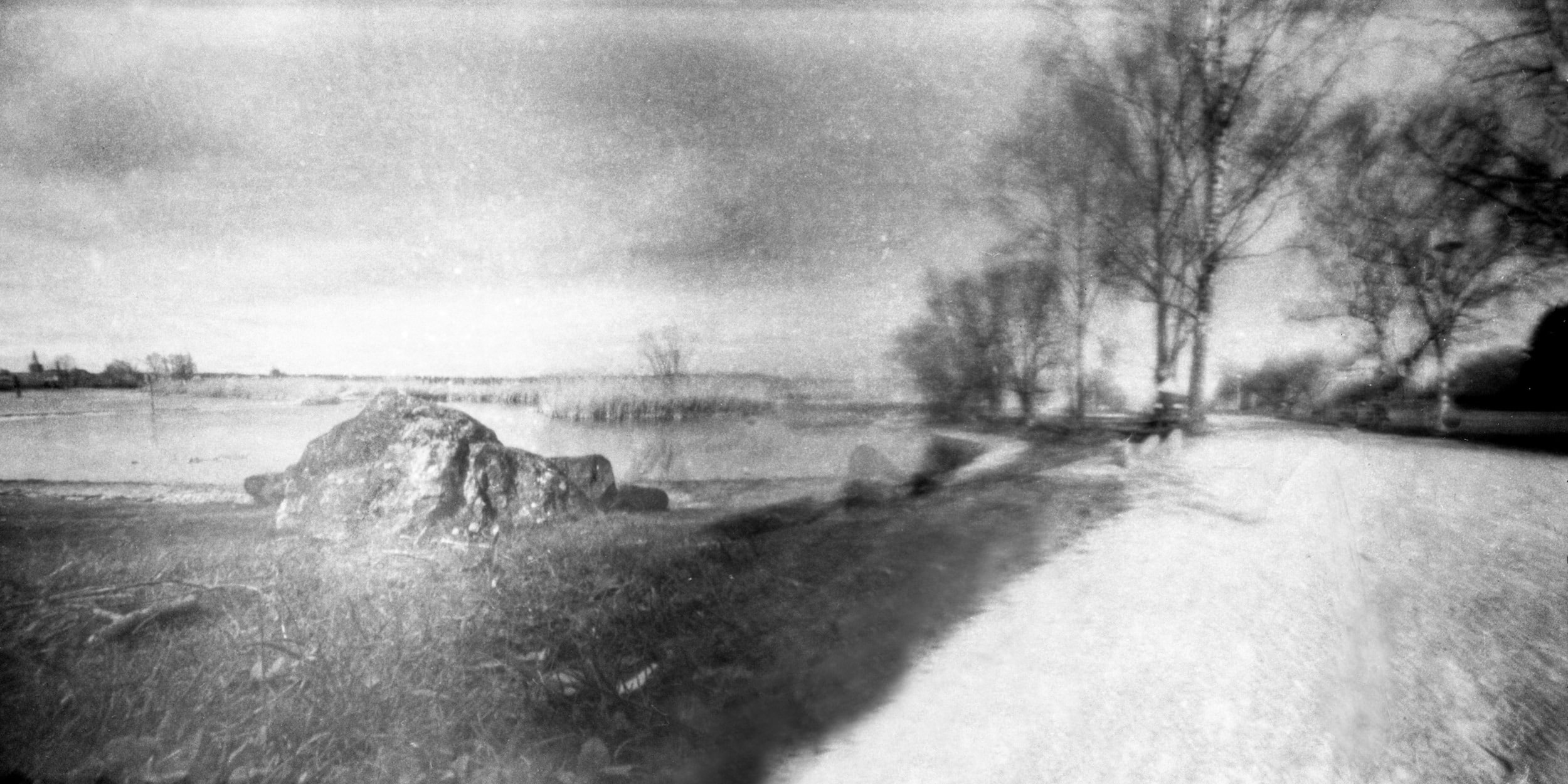 Lochkamera-Bild: ein Weg durch ein Feld, Schwarzweiß