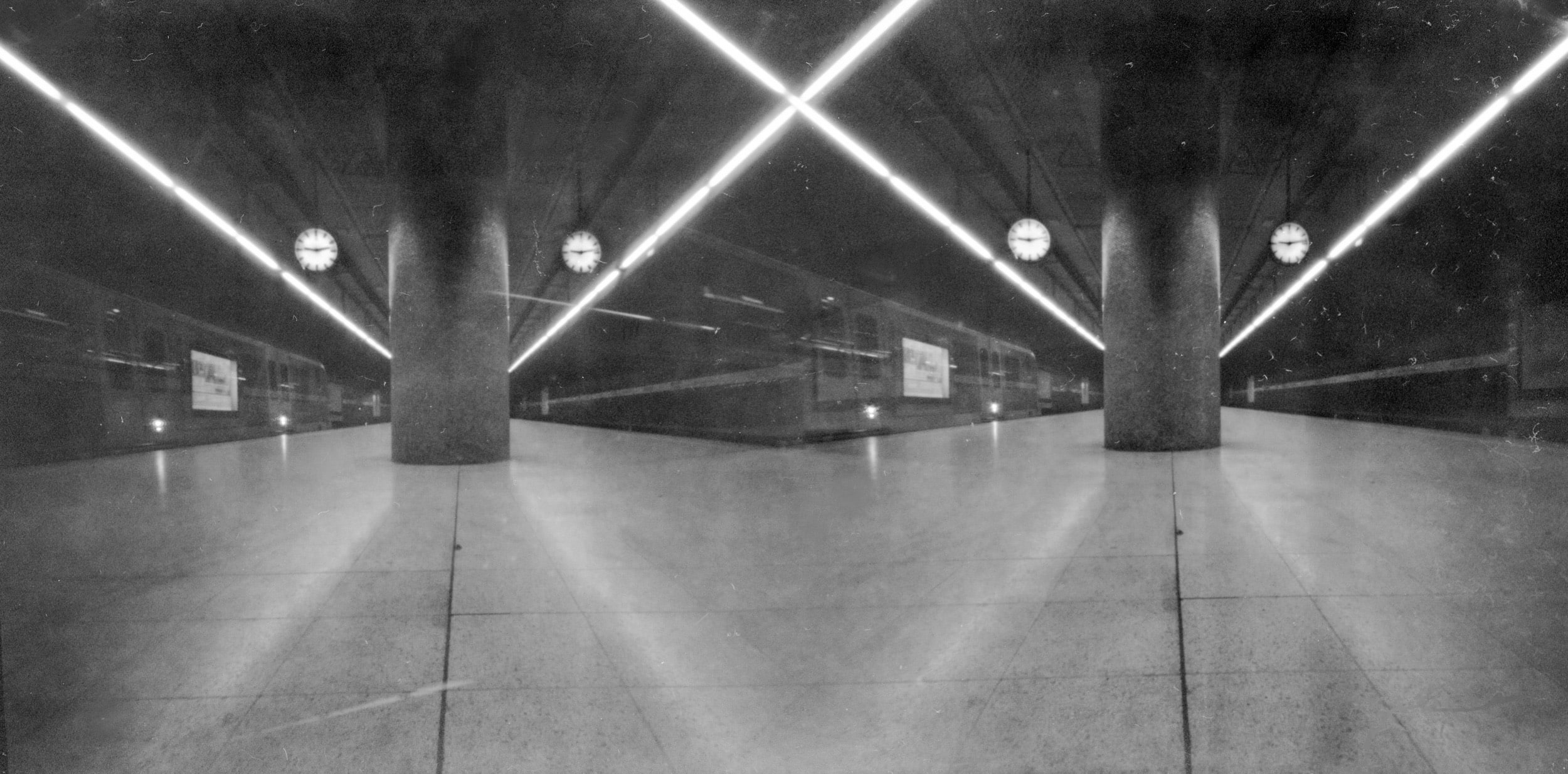 Lochkamera-Bild: eine Halle mit Pfeilern und Deckenlicht