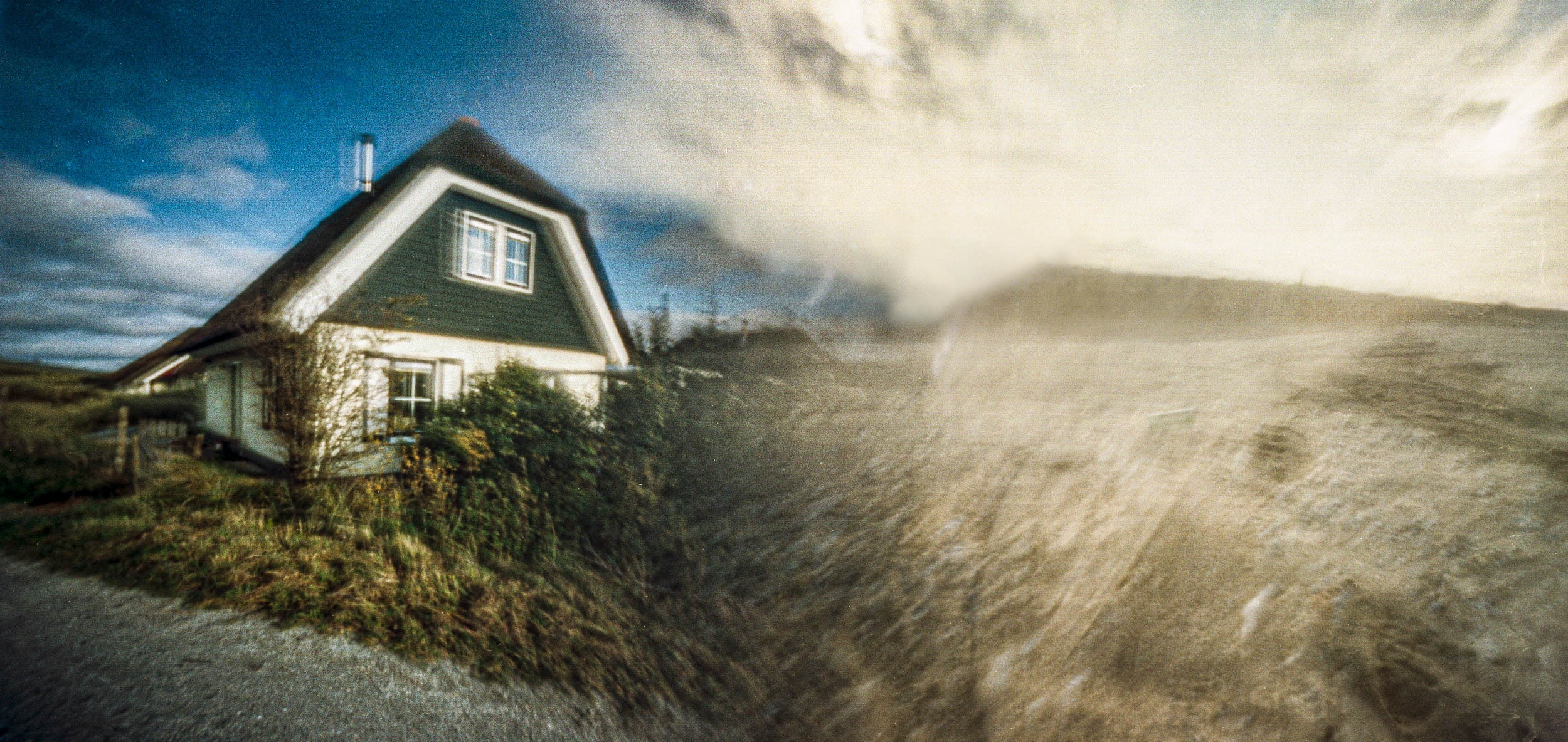 Lochkamera-Bild: ein Haus am Rand einer Düne