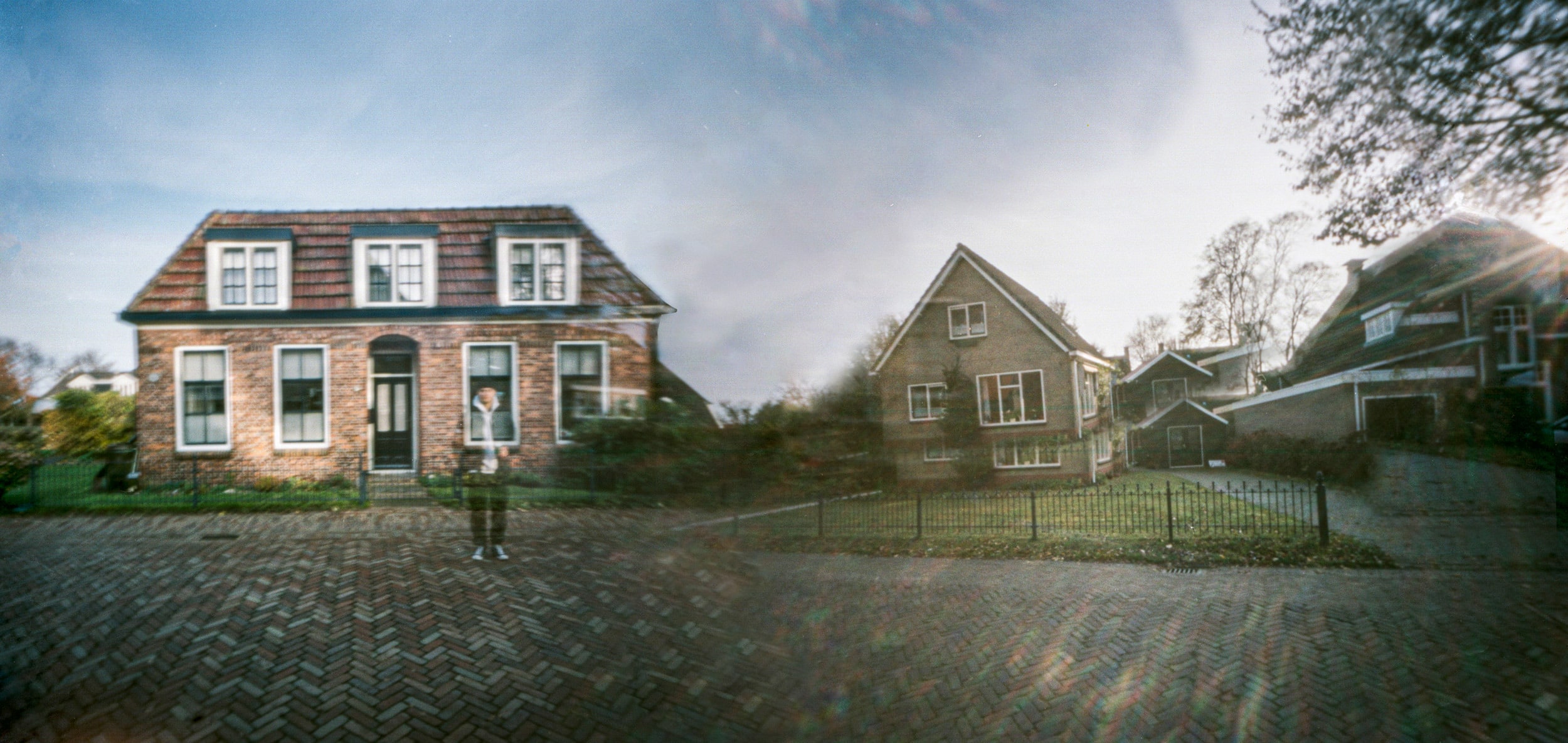 Lochkamera-Bild: ein Haus hinter einer weiten Rasenfläche