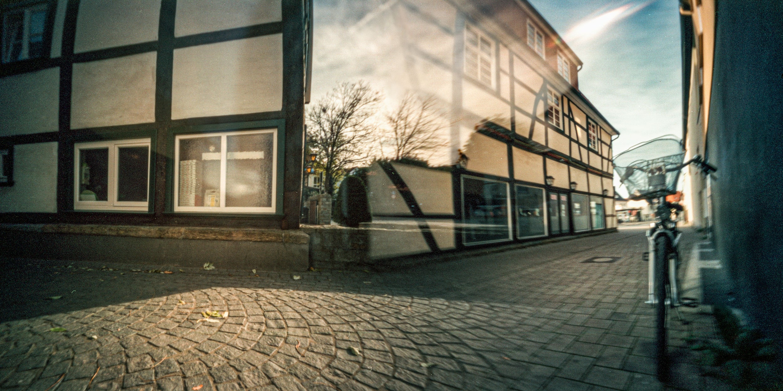 Lochkamera-Bild: eine Straße mit Fachwerkhäusern